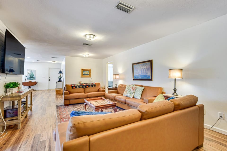 6 Mi to Beaches: Modern Bradenton Getaway! House in Bradenton