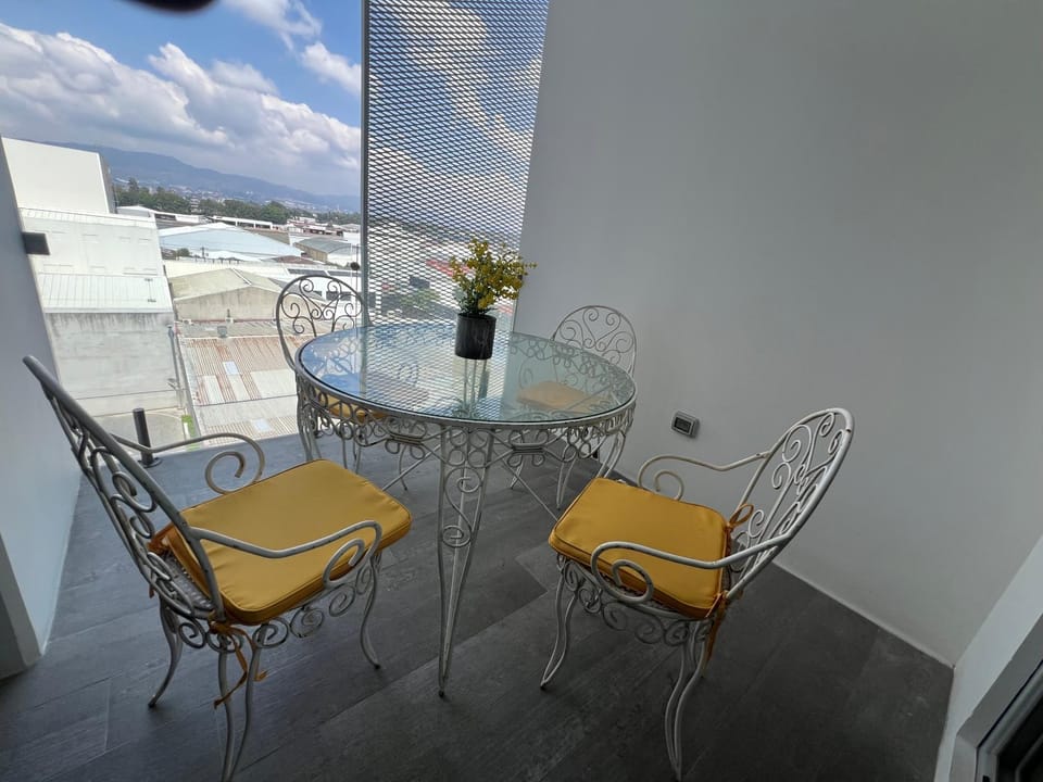 Apartamento a la par del aeropuerto con gran balcón 1 habitación! Apartment in Guatemala City