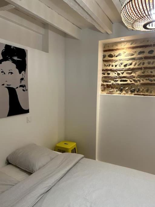 Bed, Photo of the whole room, Decorative detail, Bedroom