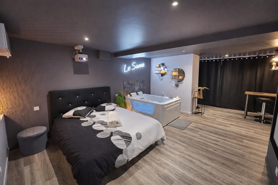 Suite de luxe Balnéo et Cinéma Le Saona Apartment in Auvergne-Rhône-Alpes