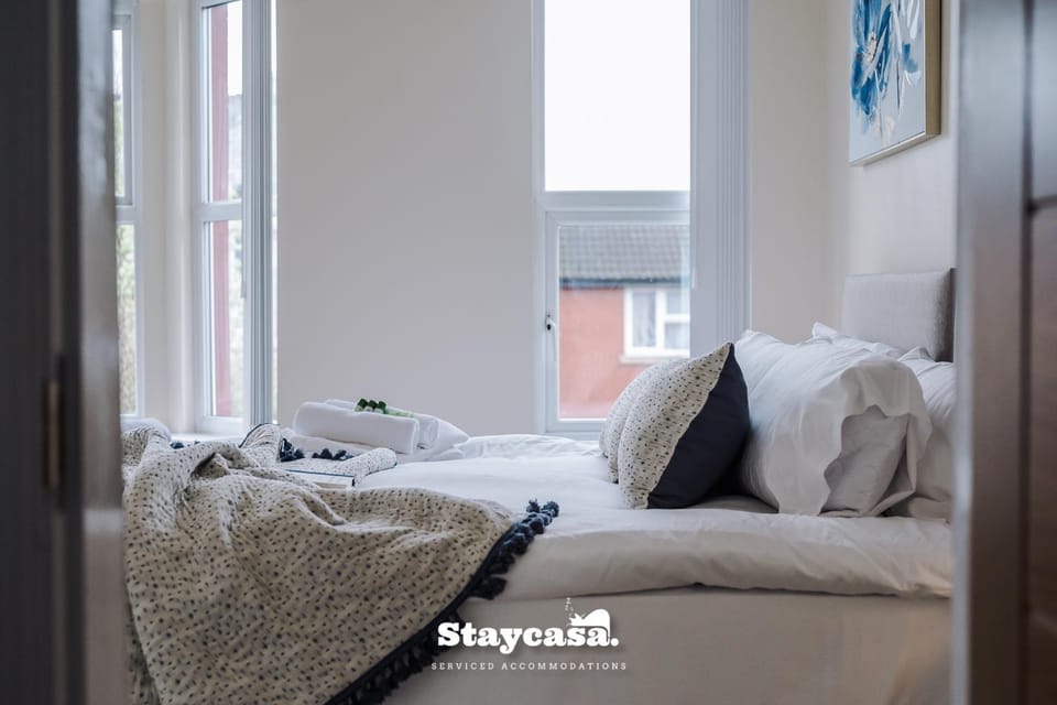 Monton Co-Living - Private Room Self-Cater Bed and Breakfast in Manchester