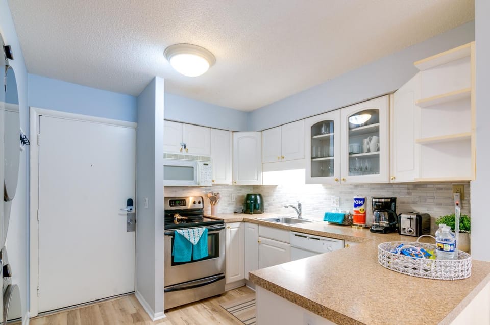 Walk to Beach: Condo w/ Balcony in Hilton Head! House in Hilton Head Island
