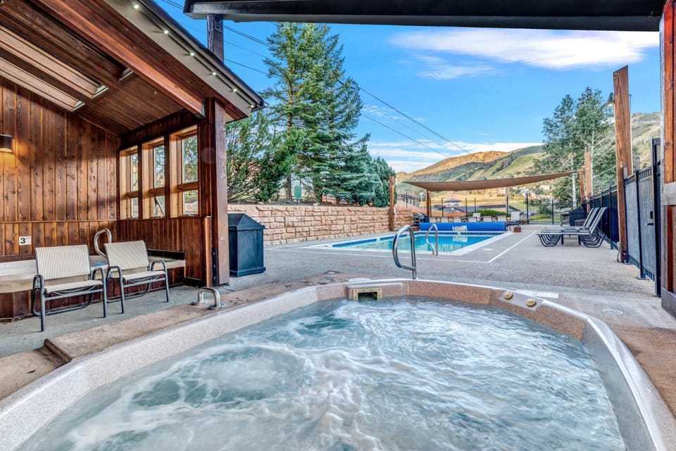 The West 3324 Updated 2 Bedroom Plus Loft with Easy Walk to Gondolas, Views, Amenities House in Steamboat Springs