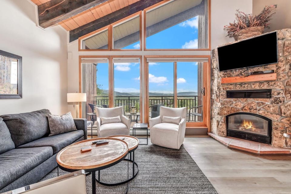 The West 3324 Updated 2 Bedroom Plus Loft with Easy Walk to Gondolas, Views, Amenities House in Steamboat Springs
