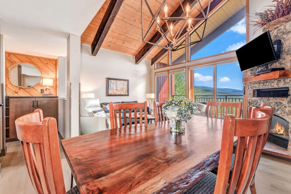The West 3324 Updated 2 Bedroom Plus Loft with Easy Walk to Gondolas, Views, Amenities House in Steamboat Springs