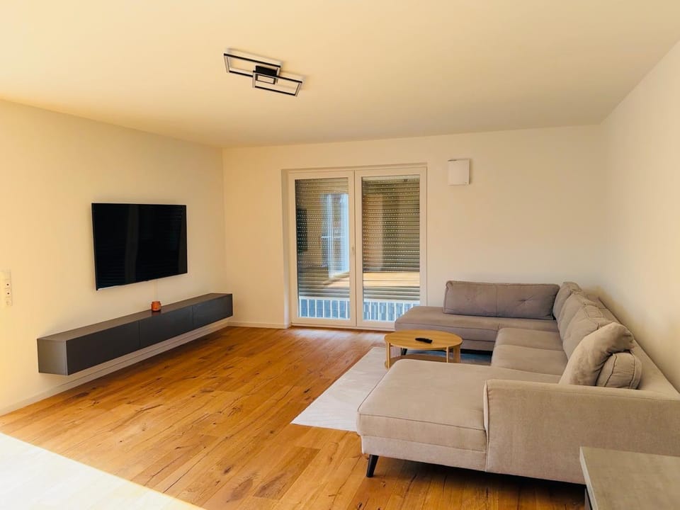 TV and multimedia, Living room, Seating area, Evening entertainment