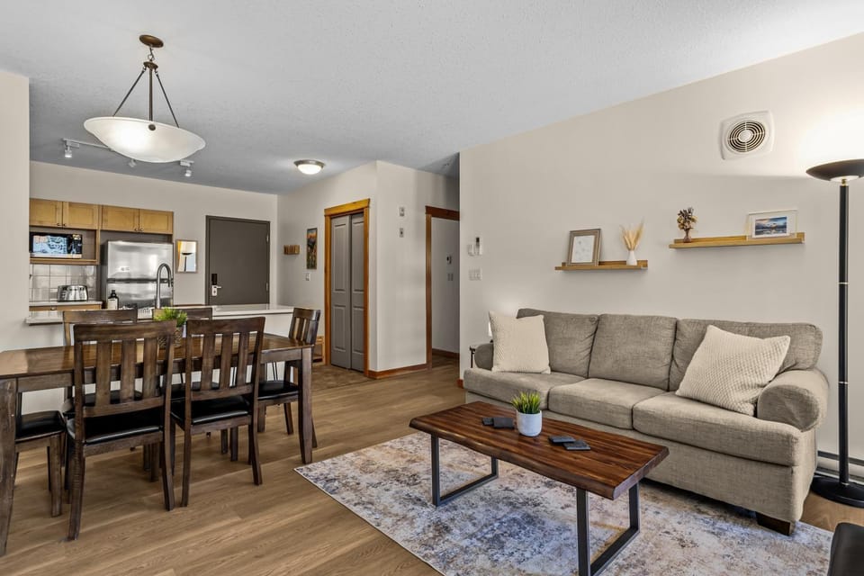 Kitchen or kitchenette, Living room, Seating area, Dining area