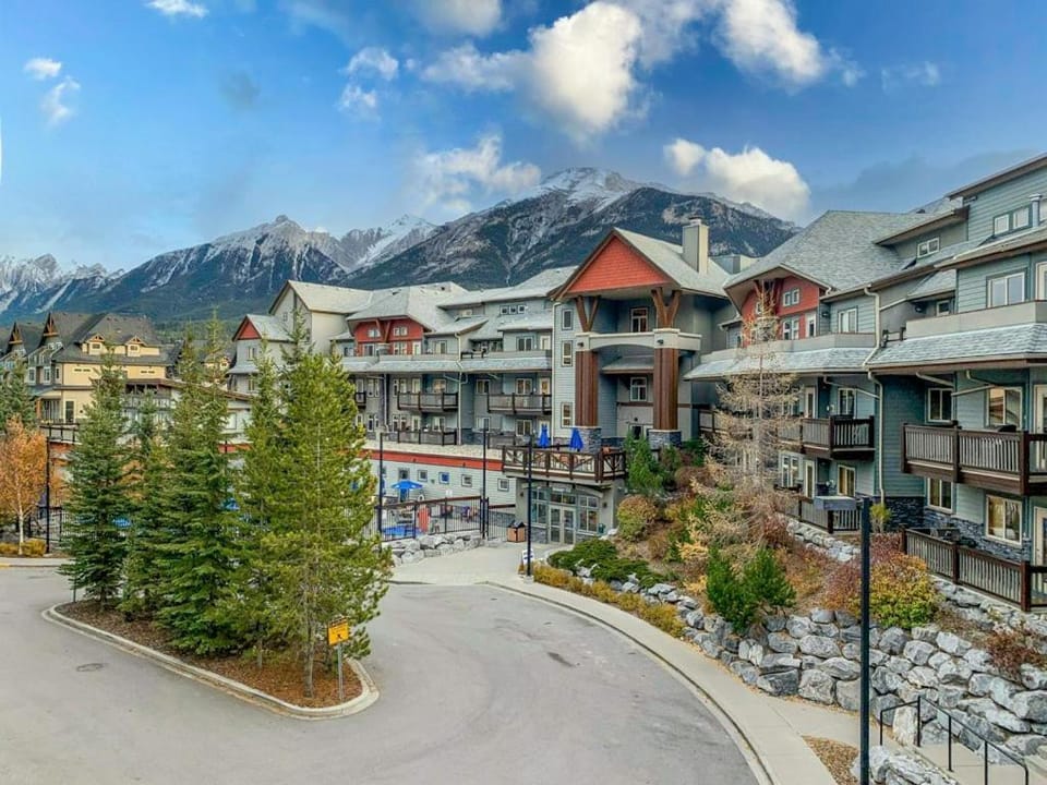 Property building, Natural landscape, Mountain view, Location
