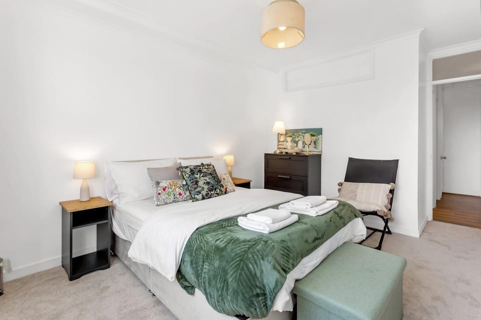 Bed, Photo of the whole room, Bedroom, towels