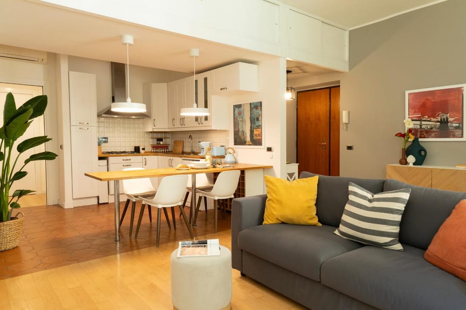 Kitchen or kitchenette, Living room, Seating area, Dining area