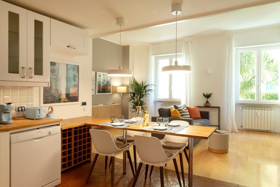 Kitchen or kitchenette, Dining area, oven