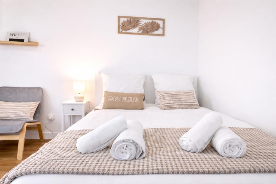 Bed, Bedroom, towels