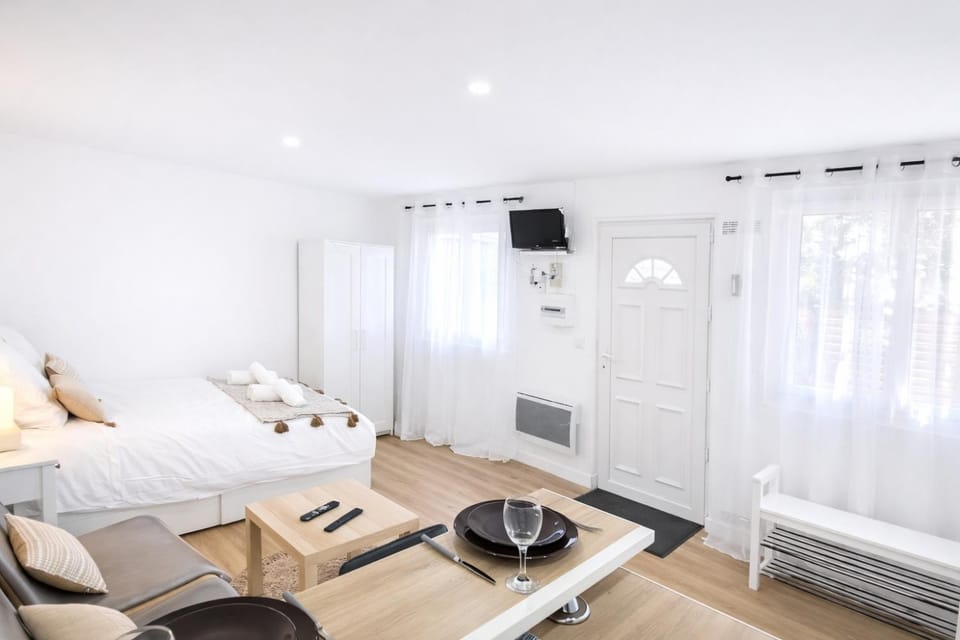 Bed, TV and multimedia, Living room, Photo of the whole room, Seating area, Bedroom