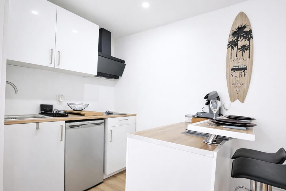 Coffee/tea facilities, Kitchen or kitchenette, Dining area, stove