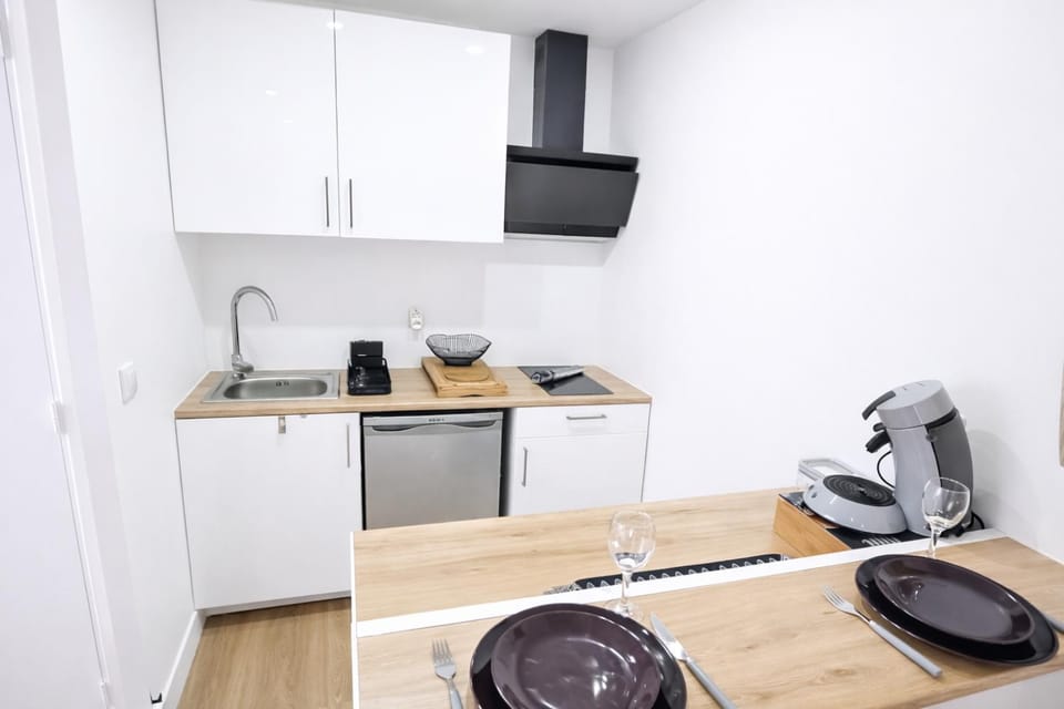 Coffee/tea facilities, Kitchen or kitchenette, minibar, stove