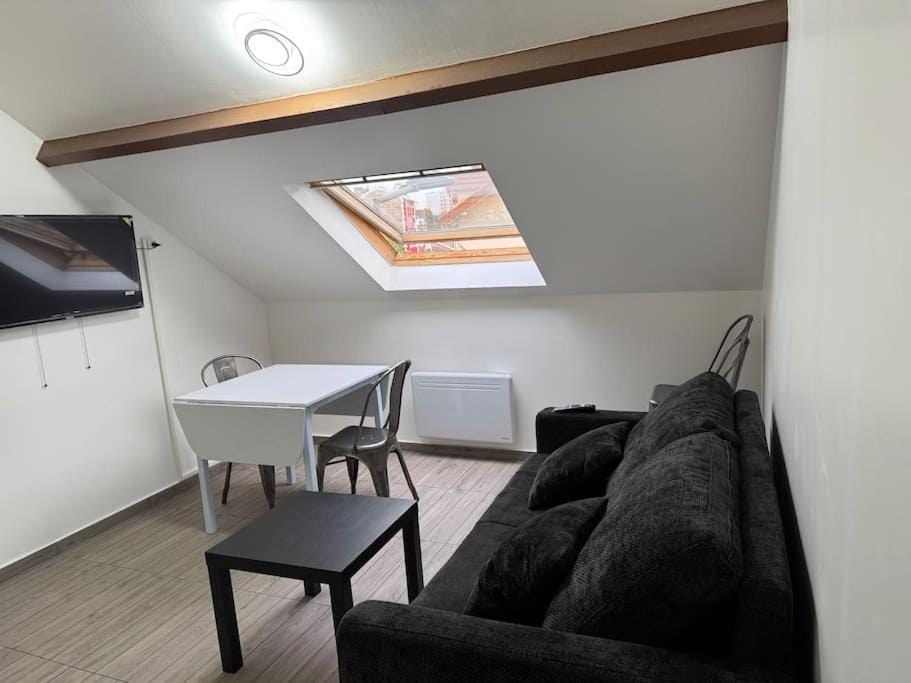 TV and multimedia, Living room, Seating area, Dining area