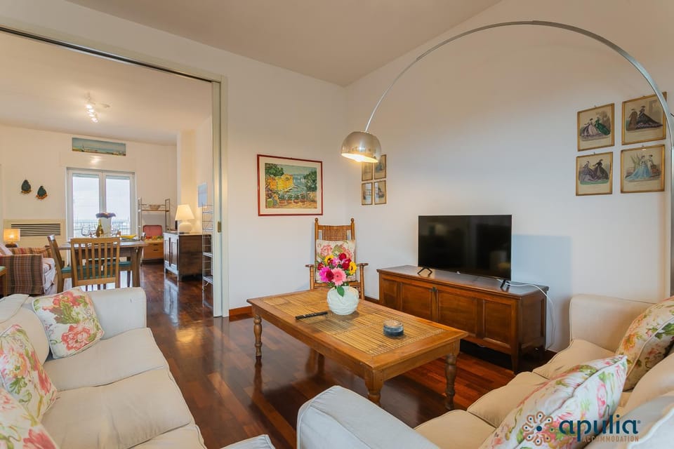 TV and multimedia, Living room, Seating area, Evening entertainment