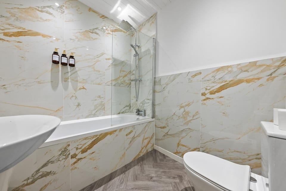 Shower, Toilet, Bathroom, Bath