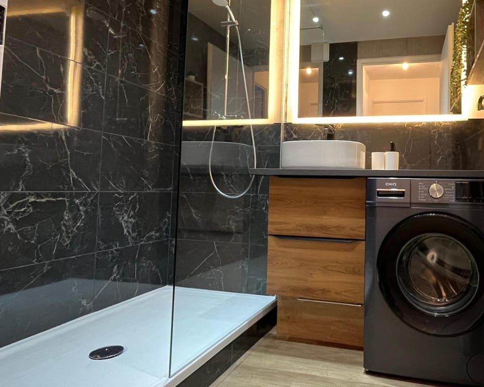 Shower, Bathroom, towels, washing machine