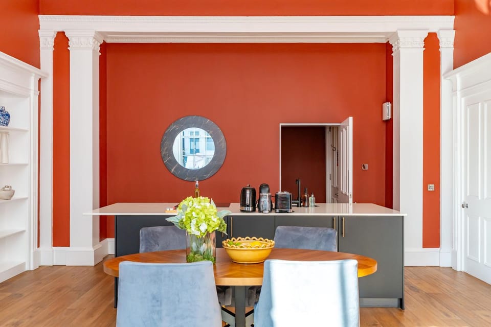 Kitchen or kitchenette, Living room, Seating area, Dining area