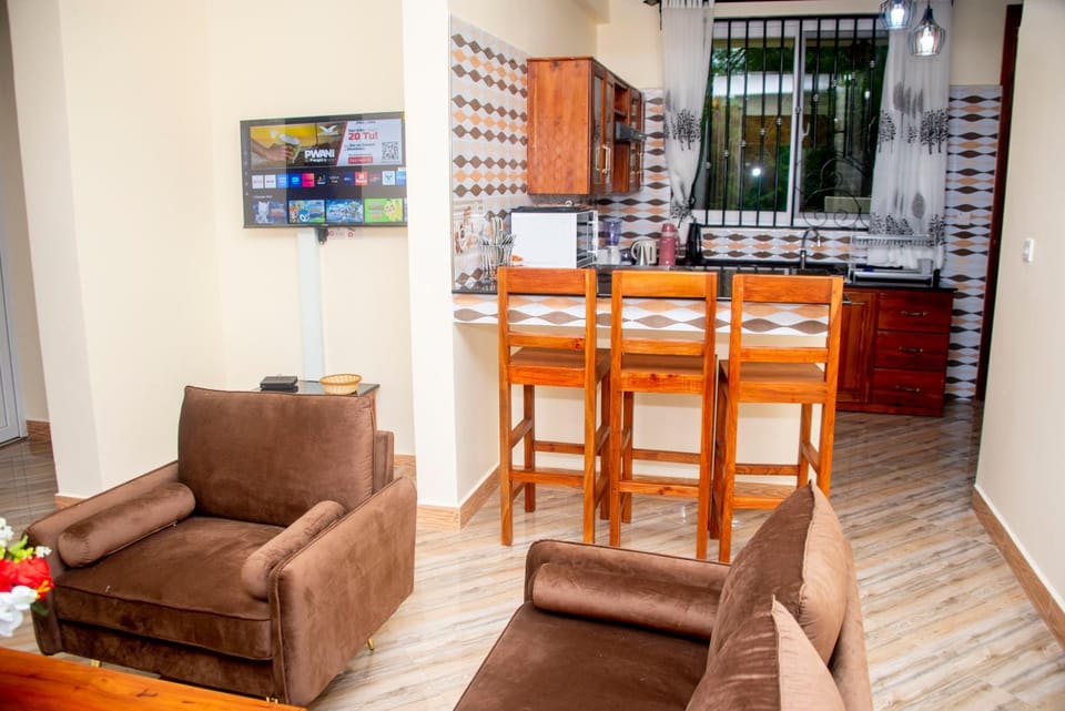 Kitchen or kitchenette, Living room, Seating area, Dining area