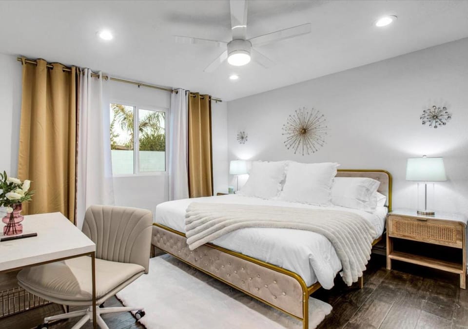 Bed, Photo of the whole room, Bedroom