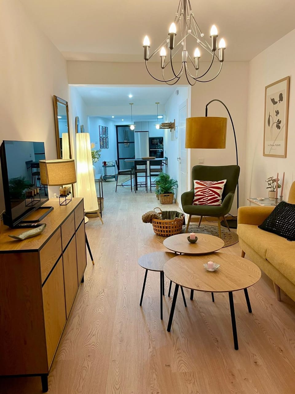 TV and multimedia, Living room, Seating area, Dining area