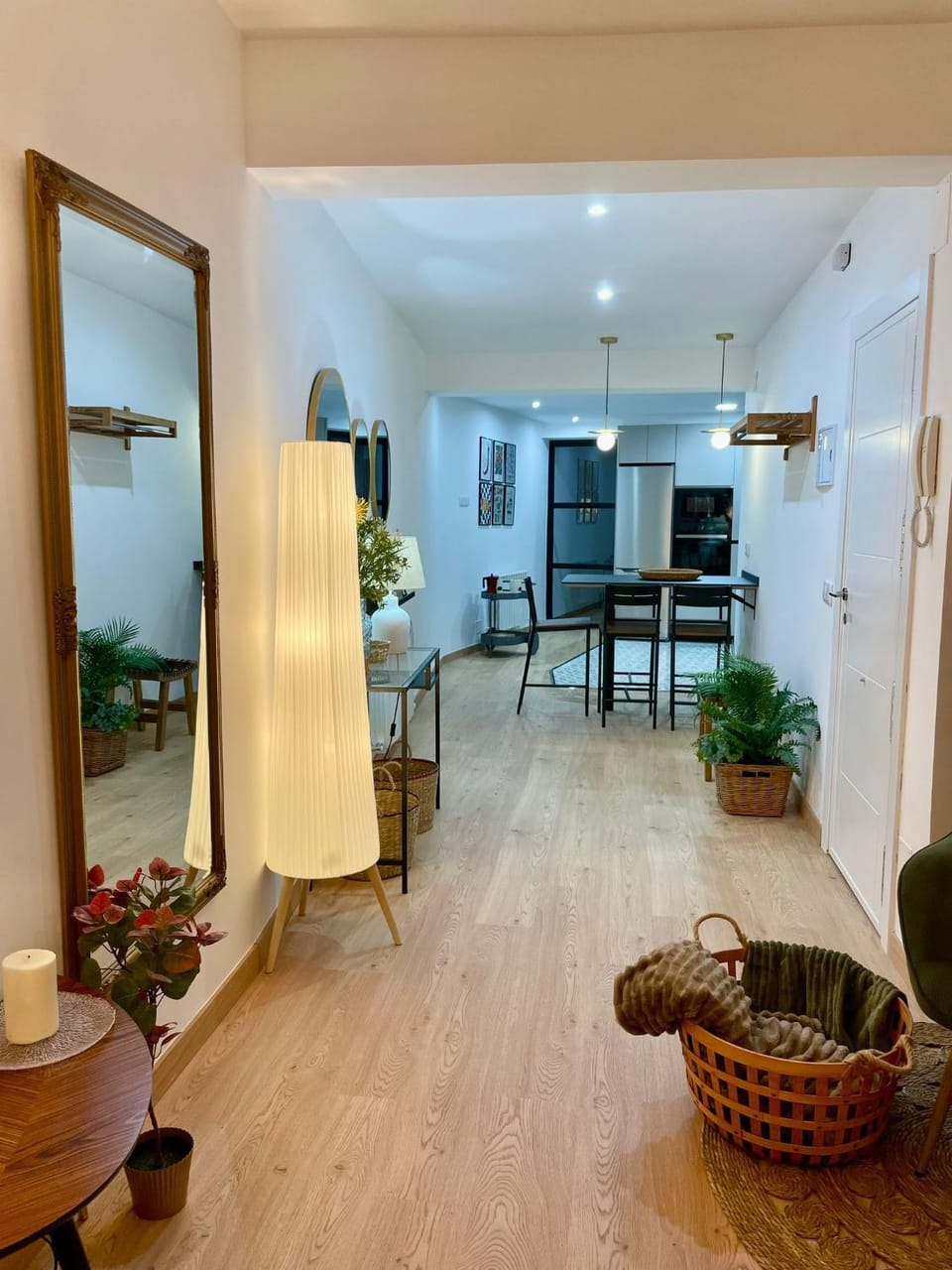 TV and multimedia, Kitchen or kitchenette, Living room, Seating area, Dining area