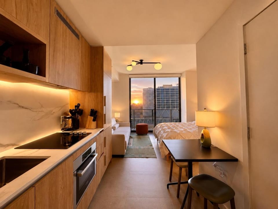 Bed, TV and multimedia, Kitchen or kitchenette, Dining area, oven, stove
