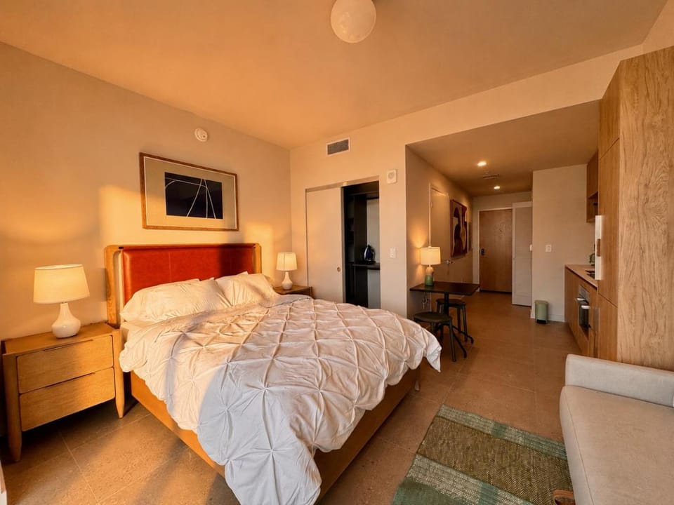 Bed, TV and multimedia, wardrobe