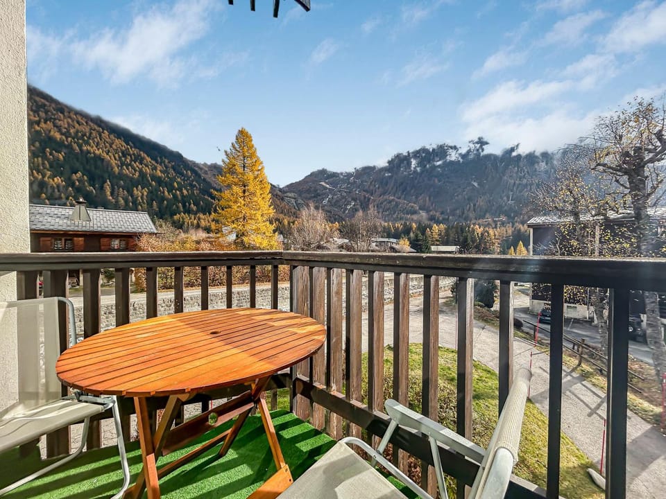View (from property/room), Balcony/Terrace, Dining area, Mountain view