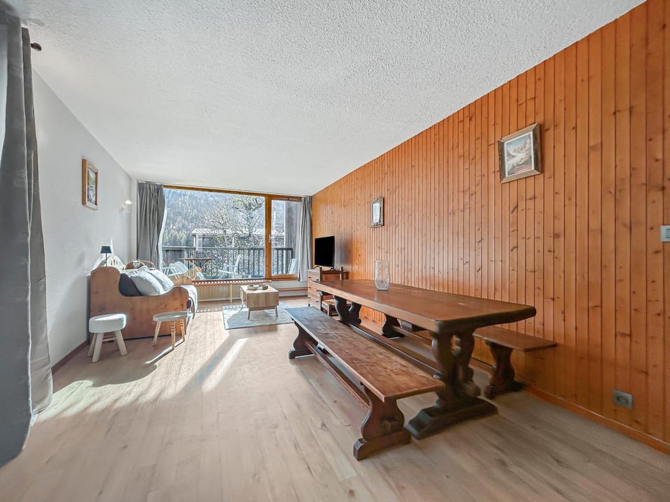 TV and multimedia, Living room, Seating area, Dining area, Mountain view