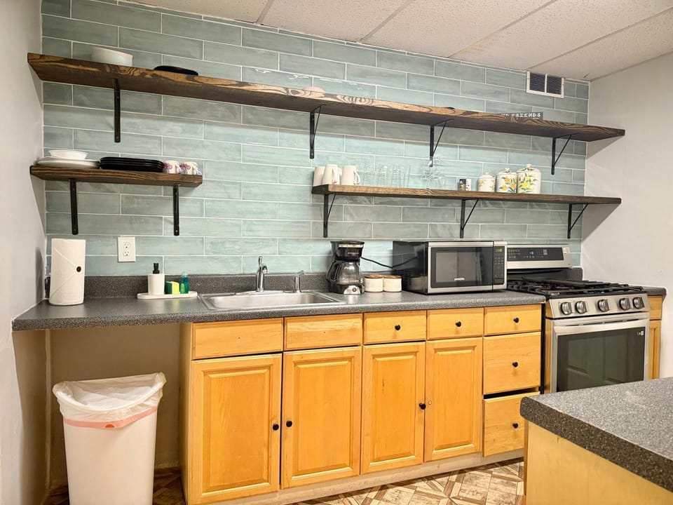 Coffee/tea facilities, Kitchen or kitchenette, dishwasher, stove