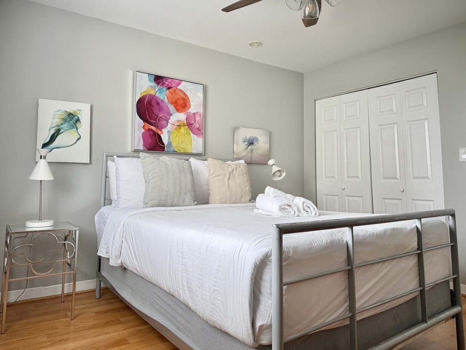 Bed, Photo of the whole room, Decorative detail, Bedroom