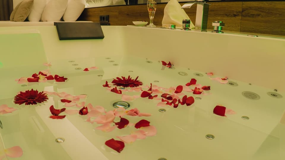 Activities, Activities, Hot Tub, Hot Tub, Spa and wellness centre/facilities, Spa and wellness centre/facilities, Entertainment