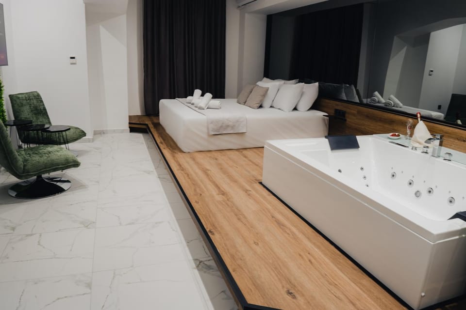 Bed, Hot Tub, Seating area, Bedroom