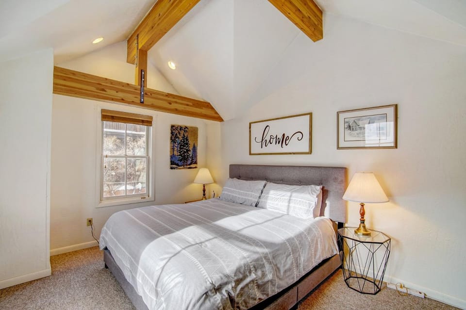 Walking Distance from Downtown, Pet Friendly Home, Comfortable, Cozy, Park City Base House in Park City