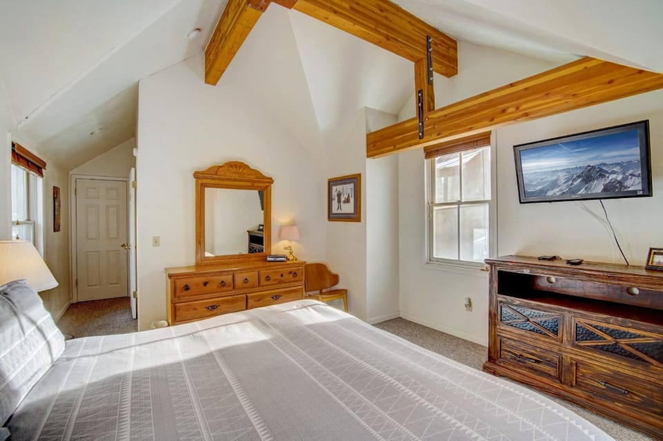 Walking Distance from Downtown, Pet Friendly Home, Comfortable, Cozy, Park City Base House in Park City