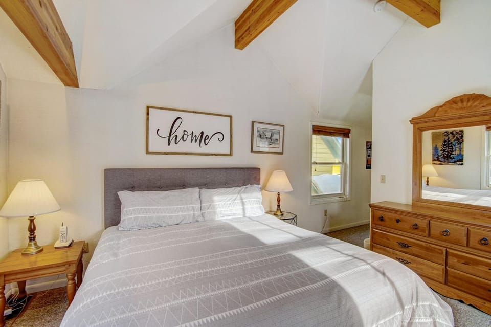 Walking Distance from Downtown, Pet Friendly Home, Comfortable, Cozy, Park City Base House in Park City