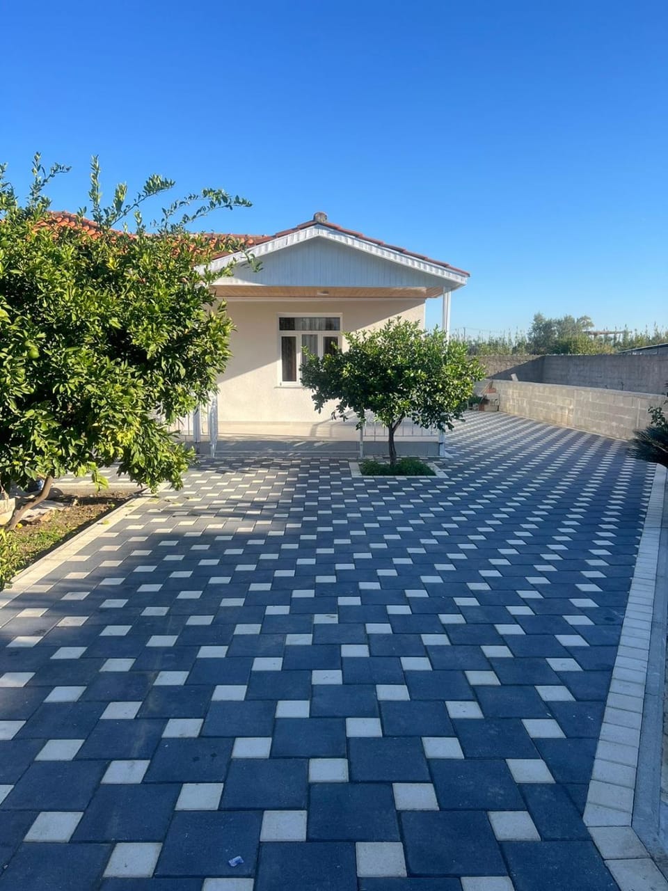 Property building, Day, Garden, Parking