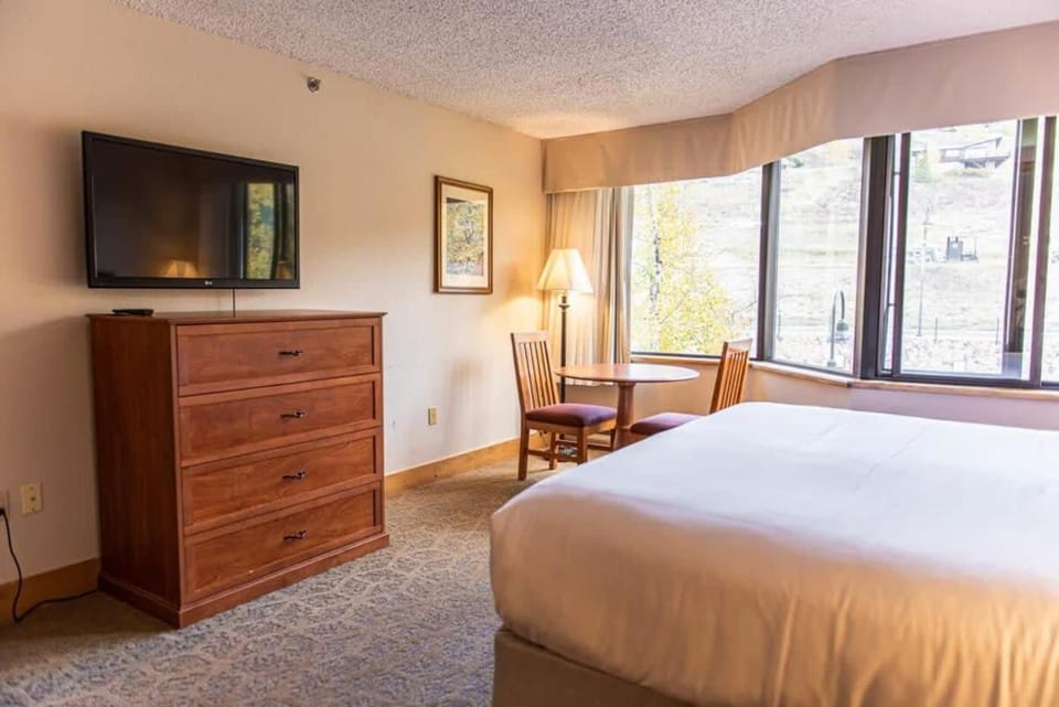 Bed, TV and multimedia, Bedroom
