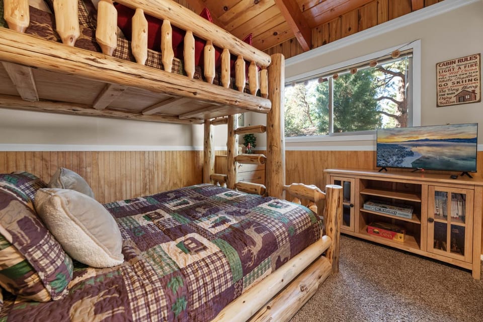 Bedroom, bunk bed