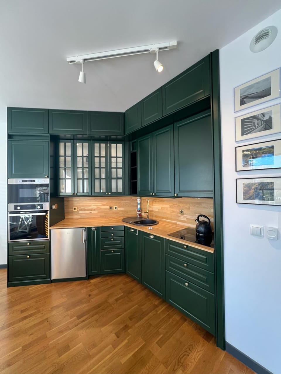 Kitchen or kitchenette, dishwasher, oven, stove