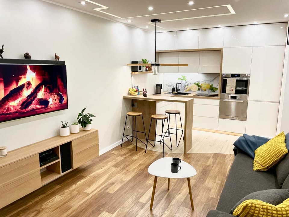 TV and multimedia, Coffee/tea facilities, Kitchen or kitchenette, Living room, Seating area, oven, stove