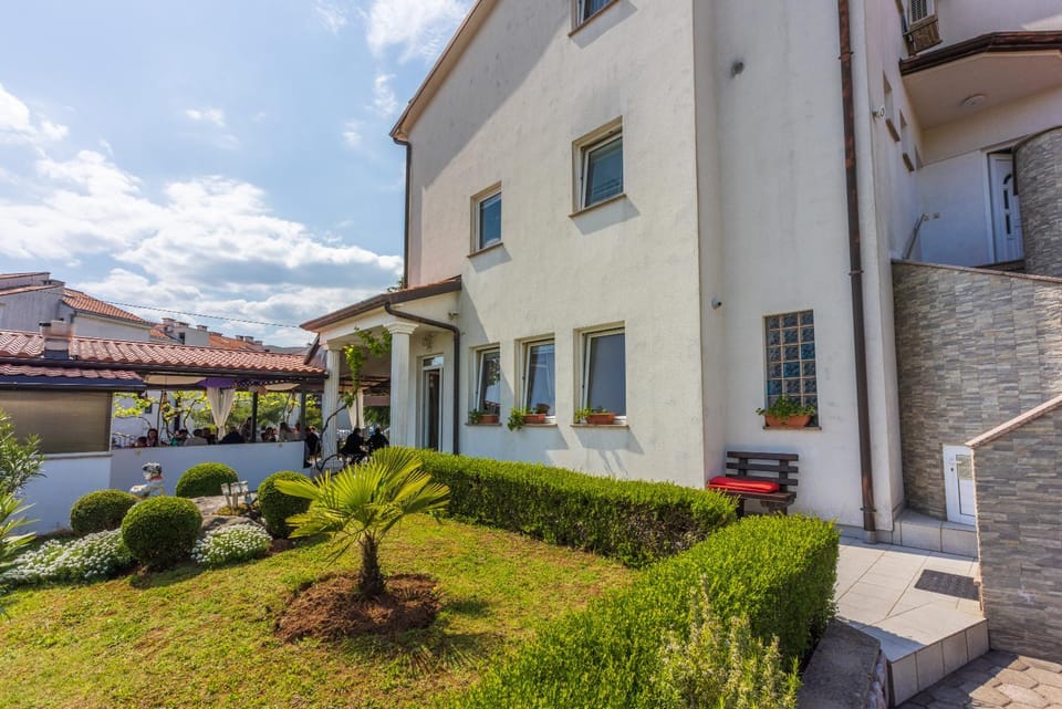 APARTMENTS VILLA BARE - Sea View & Private Parking Apartment in Rijeka