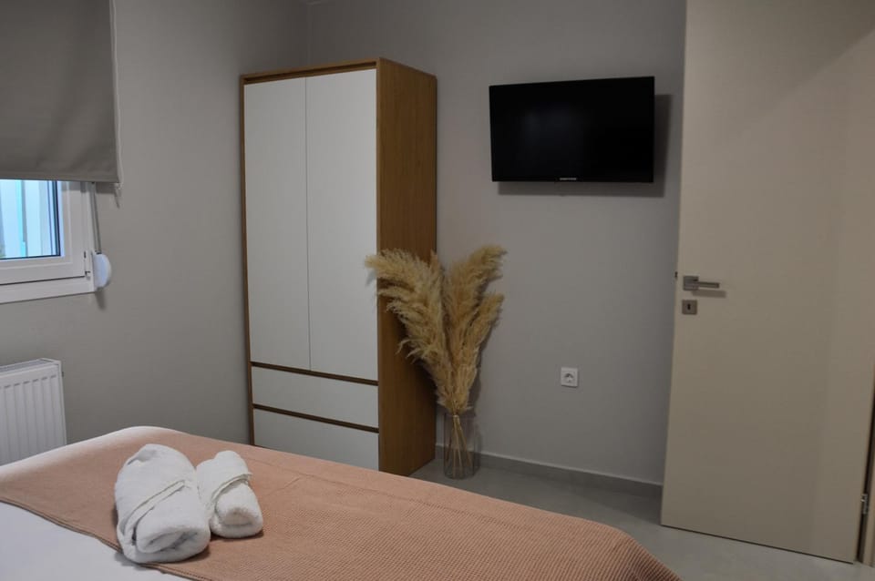 Bed, TV and multimedia, Photo of the whole room, Bedroom, heating, internet, towels, wardrobe