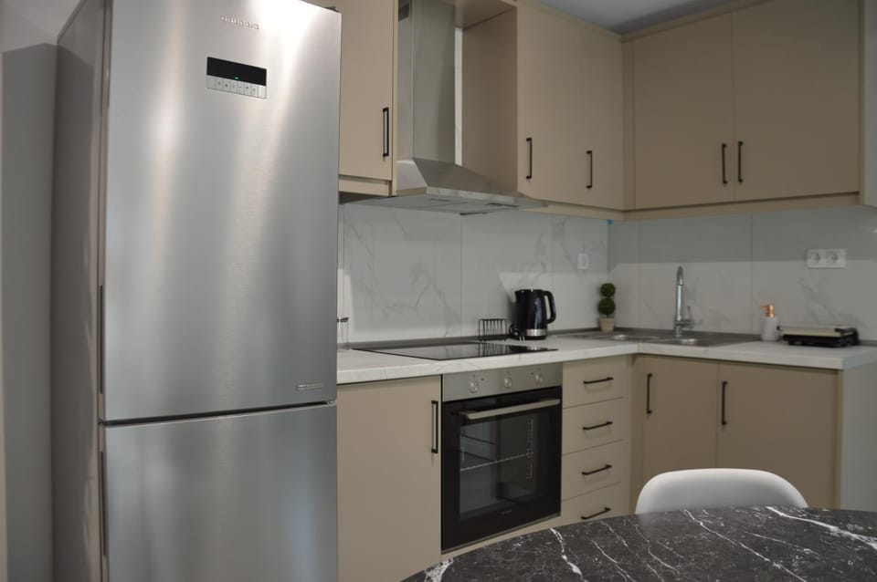 Coffee/tea facilities, Kitchen or kitchenette, oven, stove