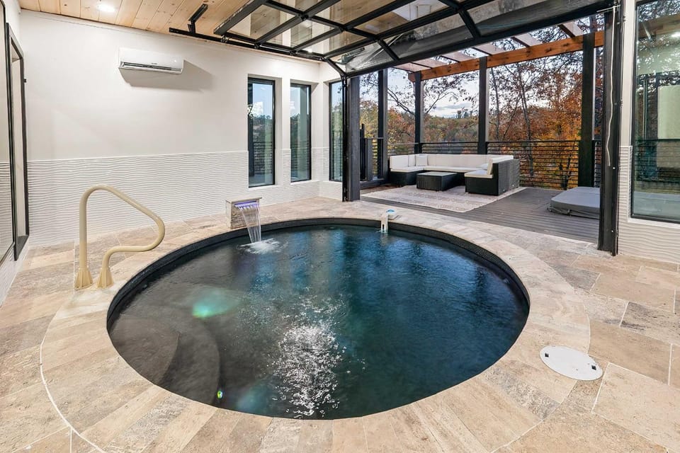 Luxury 3 Br Cabin Indoor Pool Hot Tub Fire Pit Cabin in Pigeon Forge