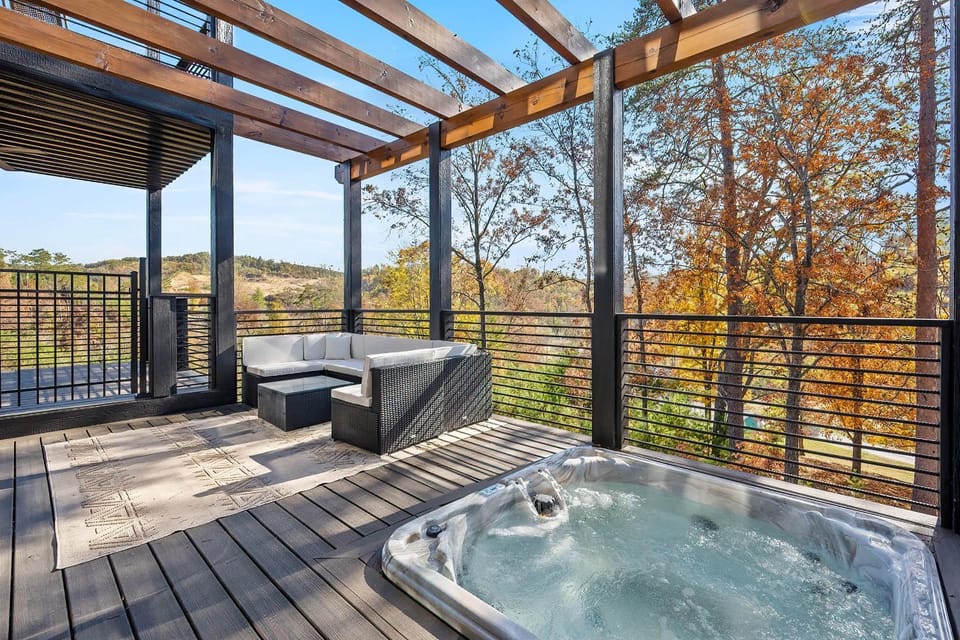 Luxury 3 Br Cabin Indoor Pool Hot Tub Fire Pit Cabin in Pigeon Forge