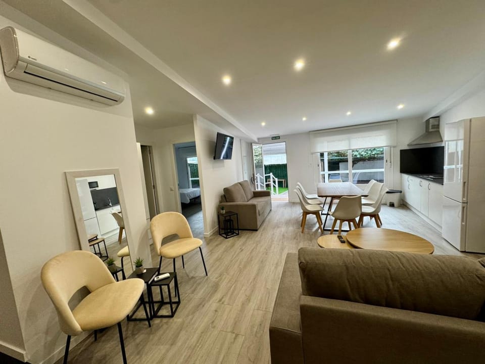 Communal lounge/ TV room, TV and multimedia, Kitchen or kitchenette, Living room, Dining area, air conditioner